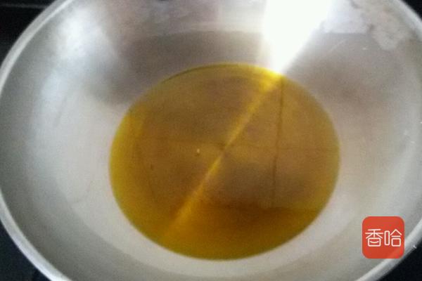 怎么腌香椿芽咸菜（​3勺油一把盐这样腌的香椿芽爽脆）