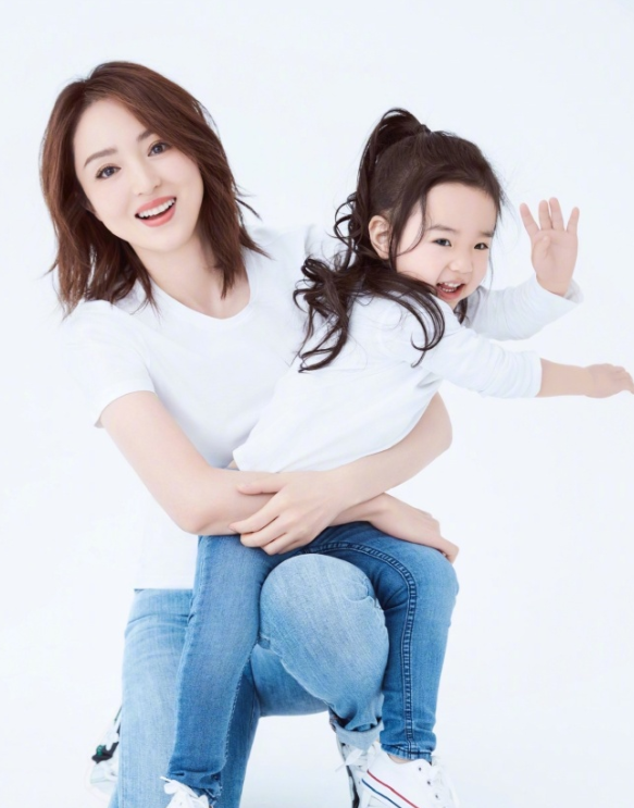 董璇晒4岁女儿自编舞蹈，劈叉超180度，意外暴露朴素家装背景