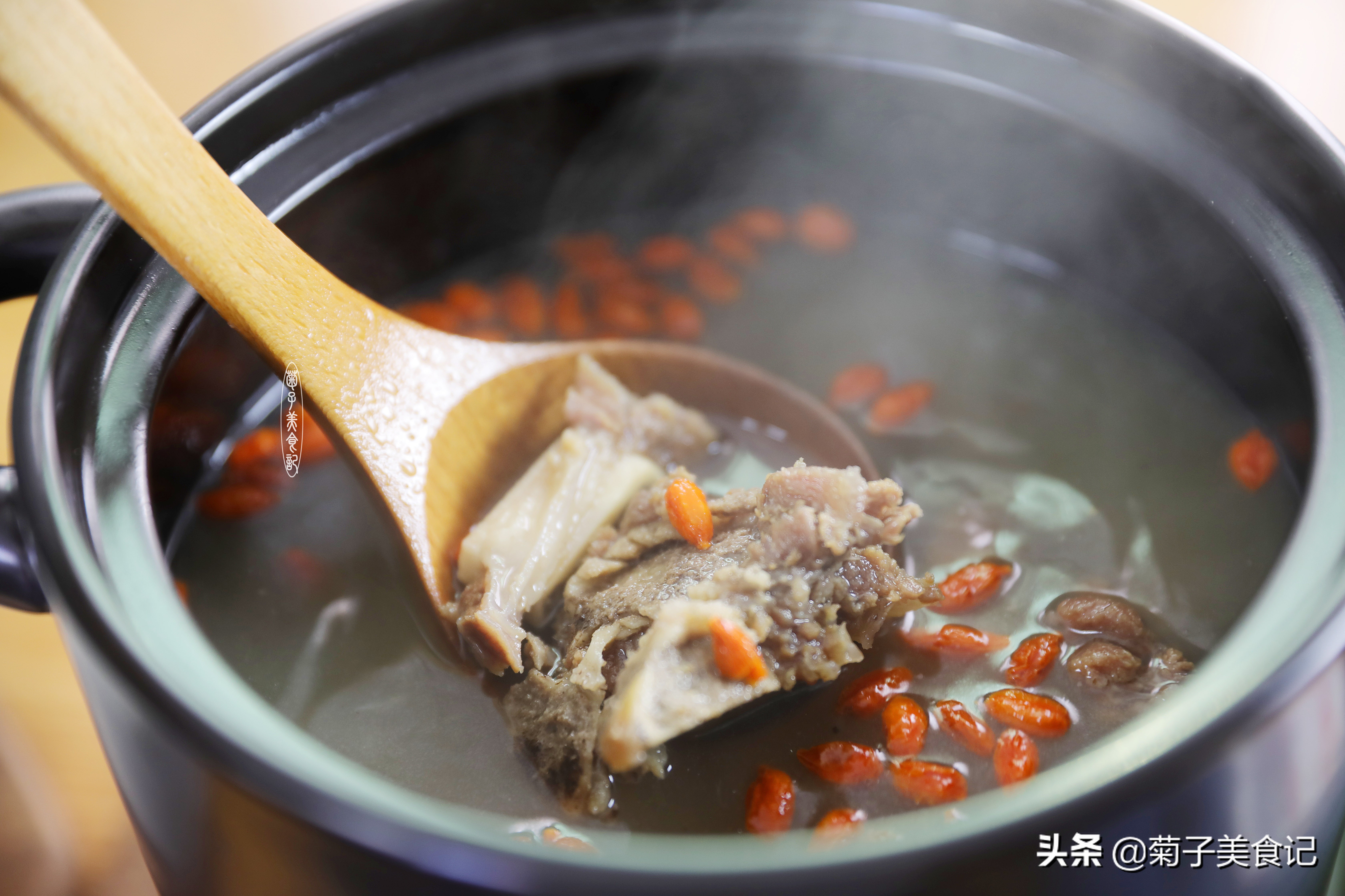 46块钱一斤的牛排骨，买了两斤炖一锅汤，菜色清亮，全家都爱喝