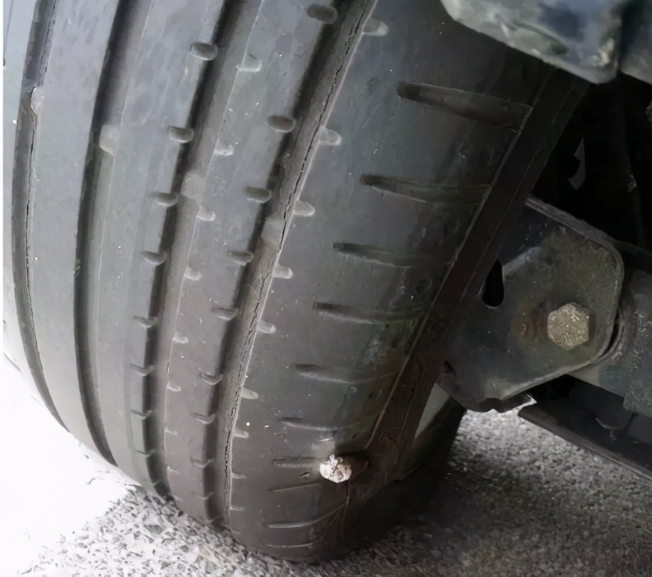 汽车轮胎扎钉子了补胎还是换胎(轮胎扎了个钉子是补胎还是换胎) - 四