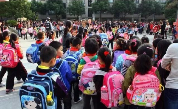 小学三点半放学必须改革，因为学生负担根本没减轻