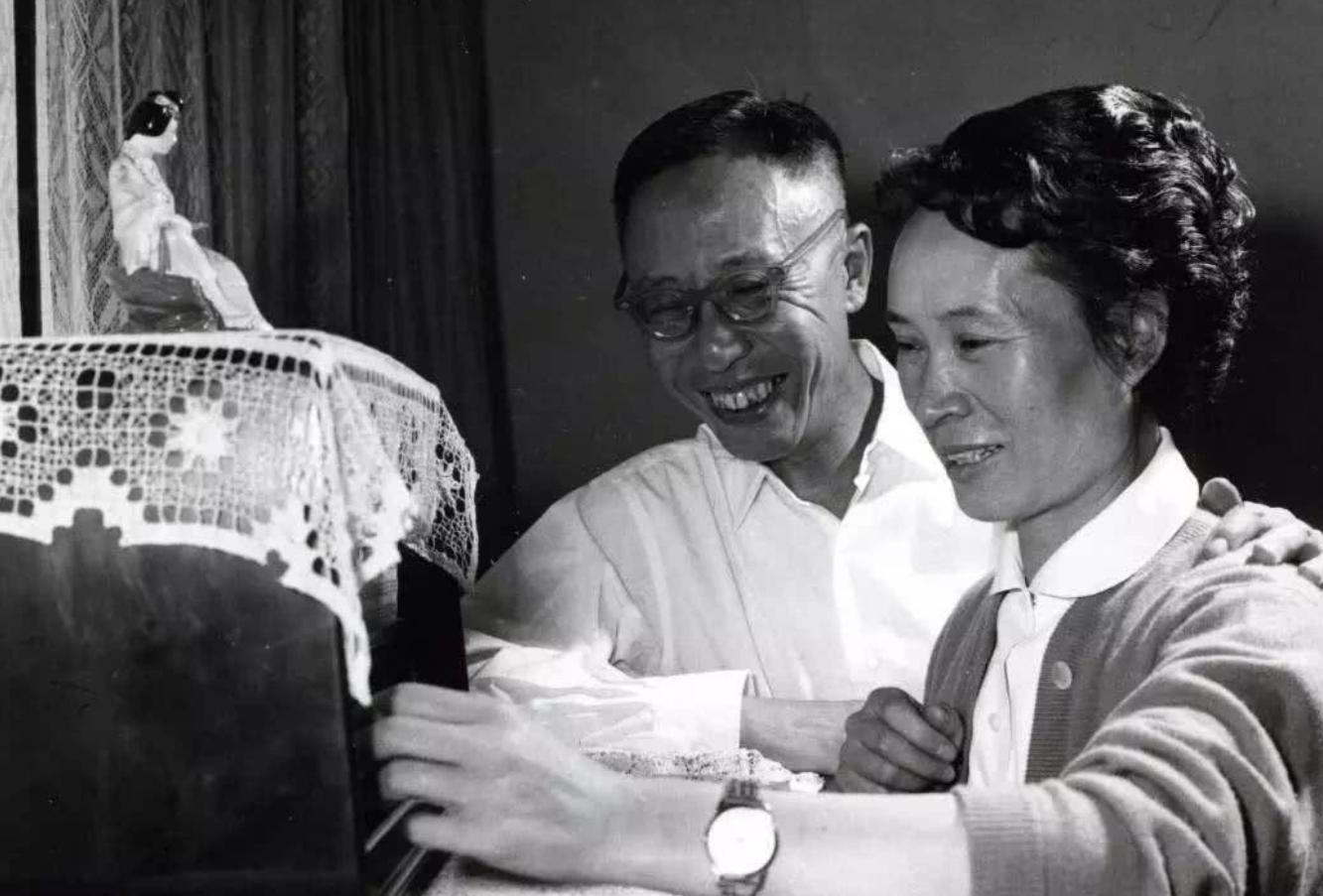 1995年，李淑贤将丈夫溥仪的骨灰移出八宝山，让他与别的女人合葬