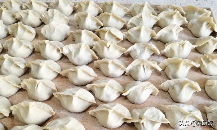 包白菜饺子，记住老师傅的“2放2不放”，饺子鲜嫩多汁，特好吃