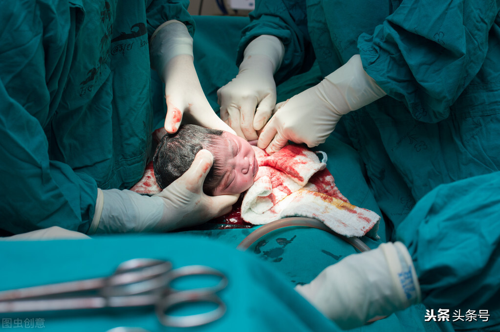 子宫疤痕只剩0.61毫米了，2年半剖腹产2次，直接送到监护室