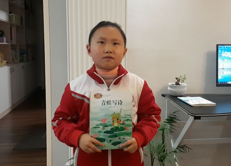 同读一本书，朗读声如清泉流淌，字字入心，共赴一场心灵的诗意旅程。