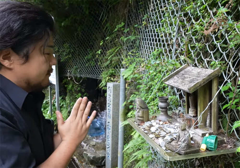 80后的他买下废弃学校，独居的日子一过就是7年，虽孤独却很自由