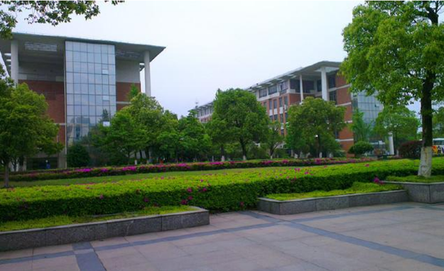 江西学费超贵的大学，录取分却不高，家境一般的学生慎重考虑