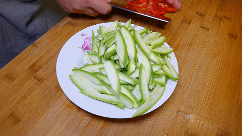 西葫蘆怎么炒才好吃,西葫蘆怎么炒才好吃視頻