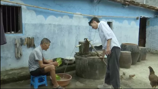 赖家益的身世（自身贫困却放弃高薪的北海男孩）