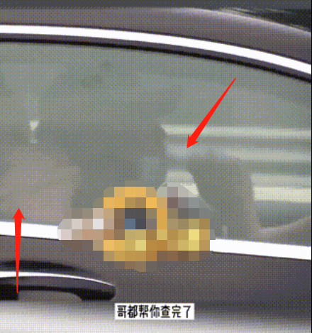 蔡徐坤被偷拍疑似抽烟，头靠车座一脸享受，司机抽烟单手违规驾驶