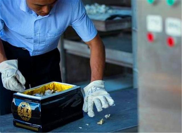 火化后骨灰真的填不满骨灰盒人火化后骨灰盒要不要埋在土里