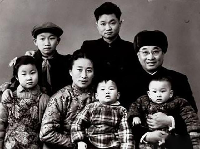 陈赓妻子王根英32岁被日军残害，陈赓重病痛哭，为她守节并合葬