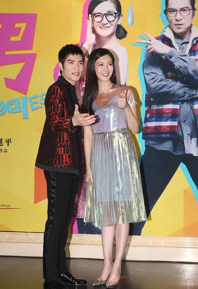 江疏影这造型有点失败，显的比萧敬腾还胖，笑起来也很有甜蜜感