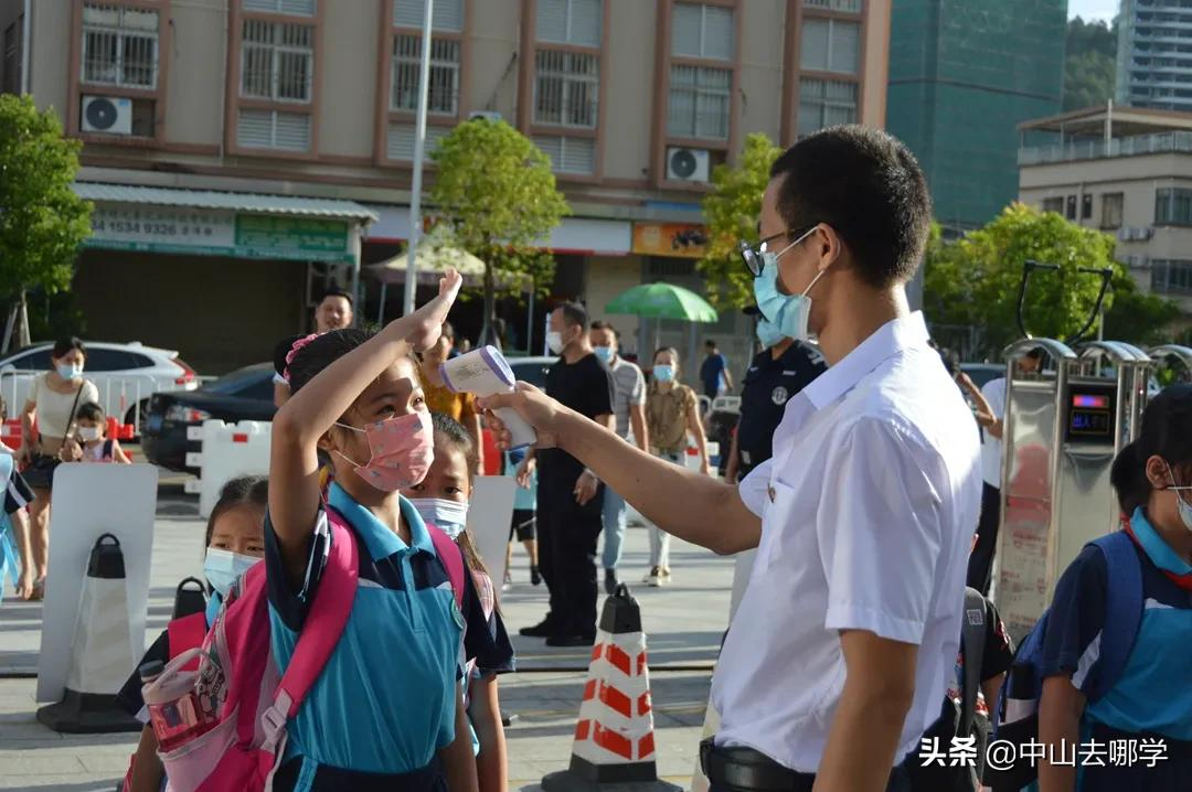 开学啦！现场多图预警：妈趴窗，爹爬墙，脸贴地！场面过于欢乐