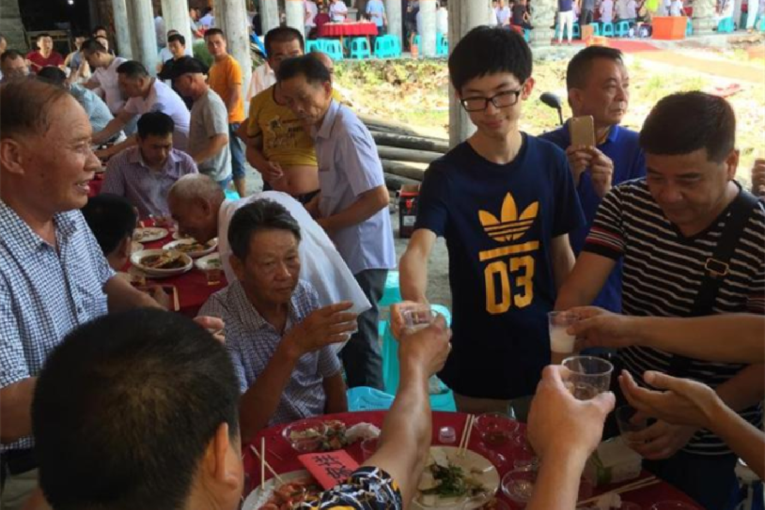 初一女儿考14分回家，父母为其鼓掌，鼓励才能创造奇迹