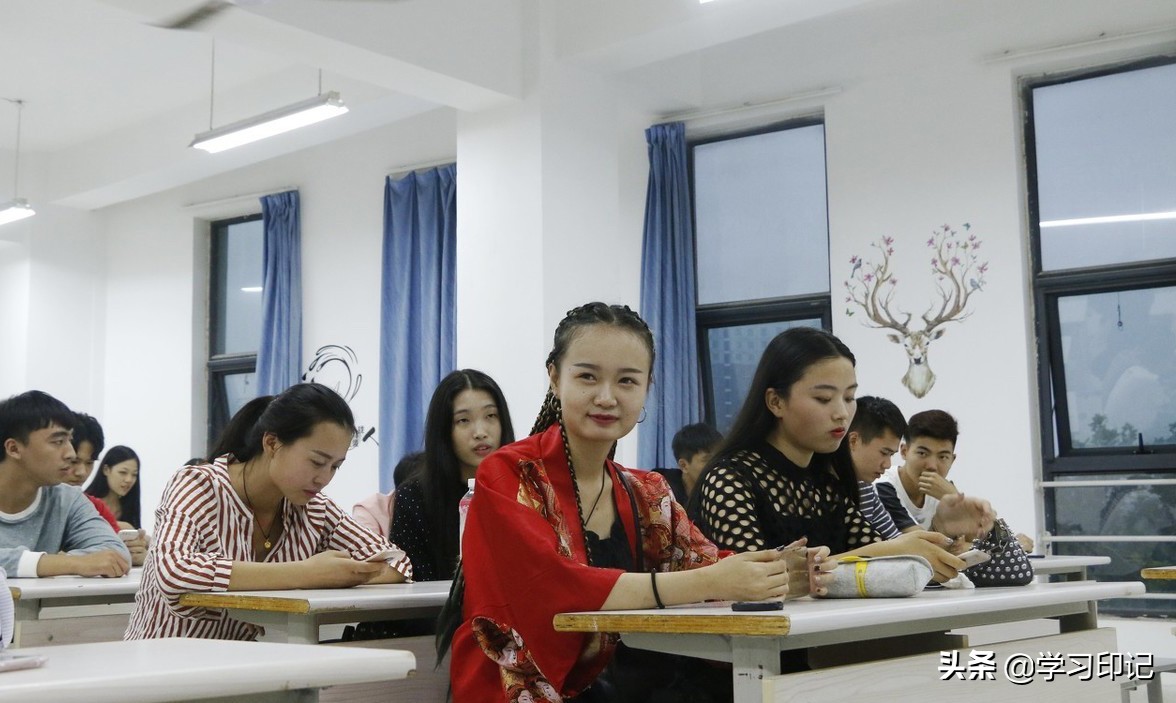 大一新生开学后举办新生班会，为留下好印象，应该如何自我介绍？