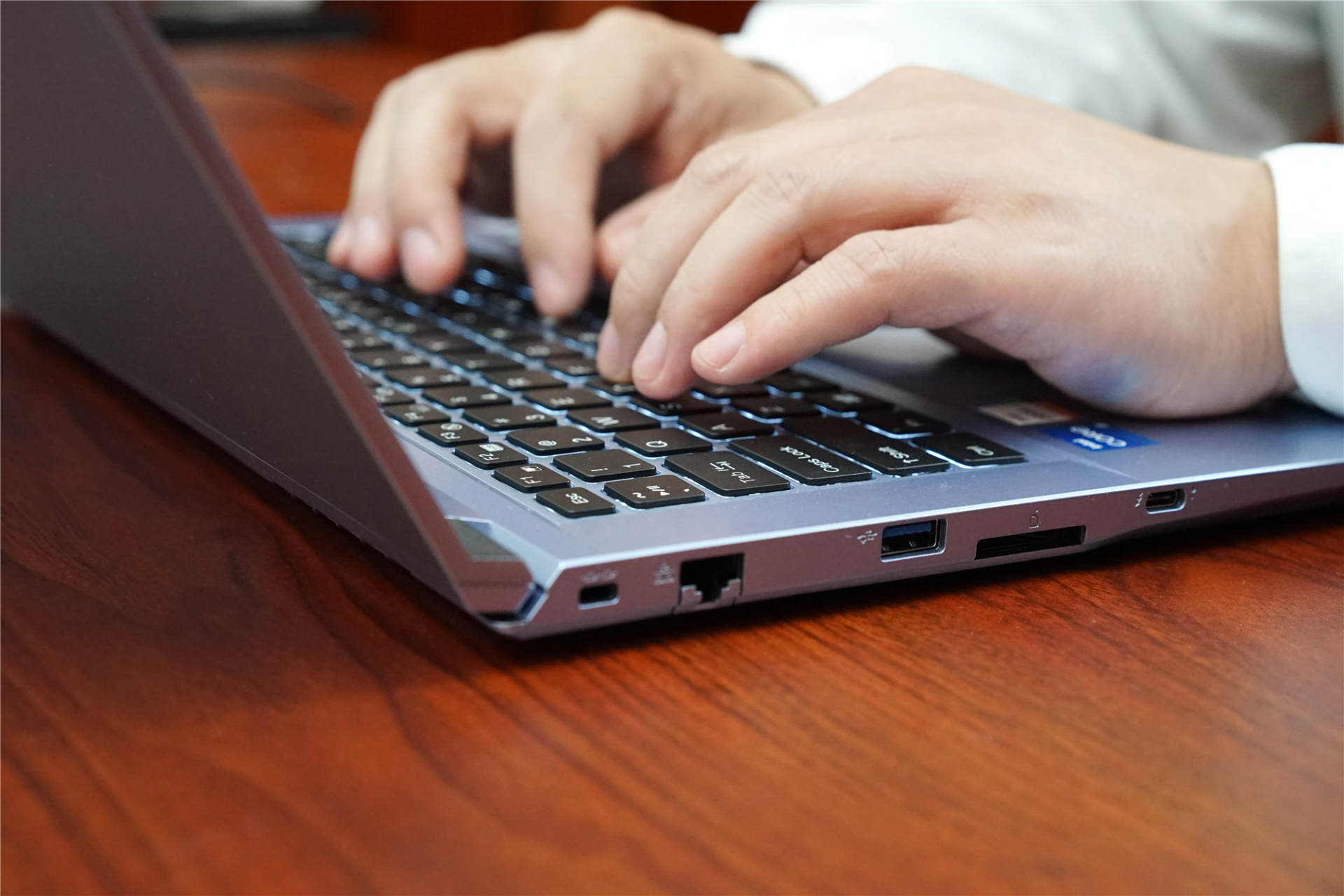 披着轻薄外衣的性能本:雷神iger s1笔记本电脑体验