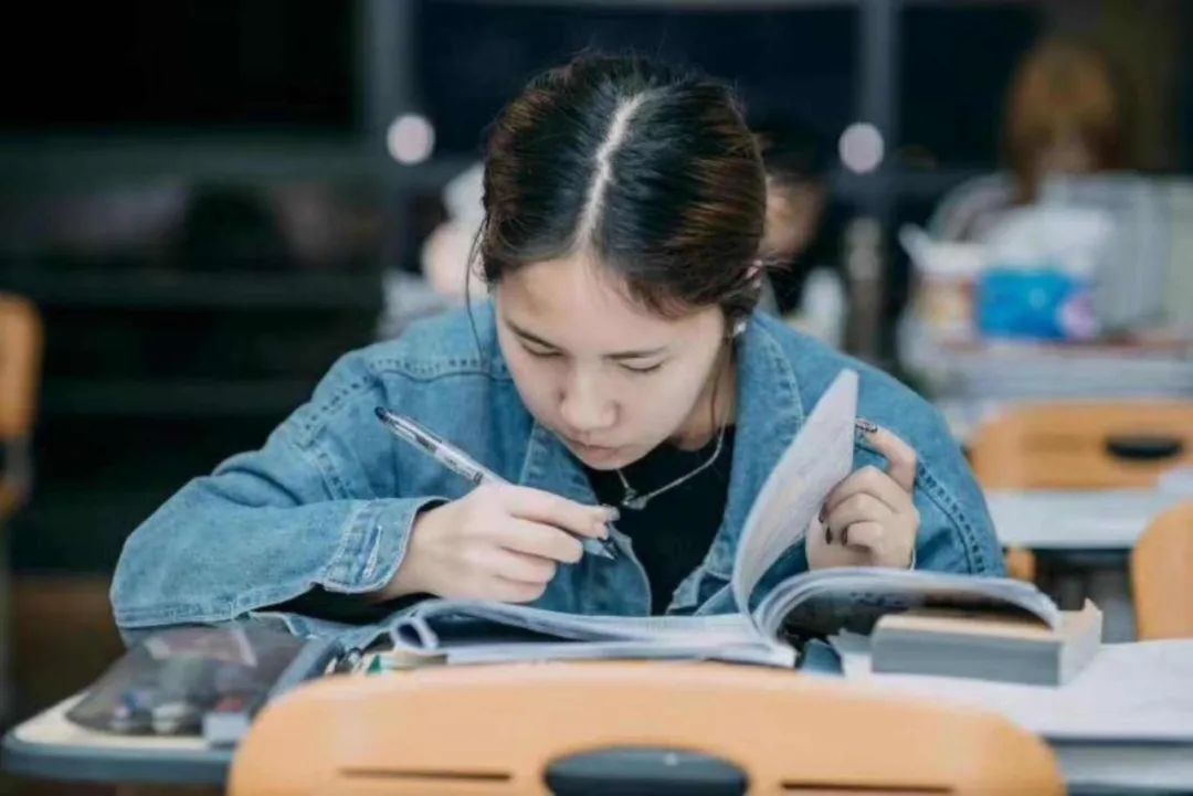 孩子估分720，母亲笑称“清华见”，却遭亲戚嘲讽：别得意太早