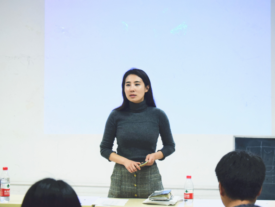 为防止学生逃课，大学老师费尽心思，“纸飞机”点名你见过吗？