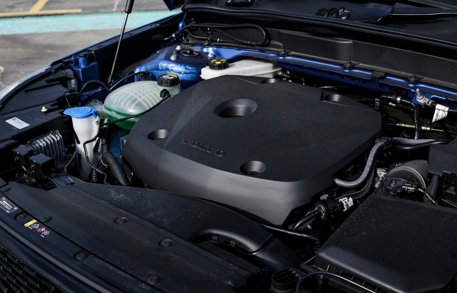 汽车引擎盖上的"洞"有什么作用,为什么现在的汽车没有了