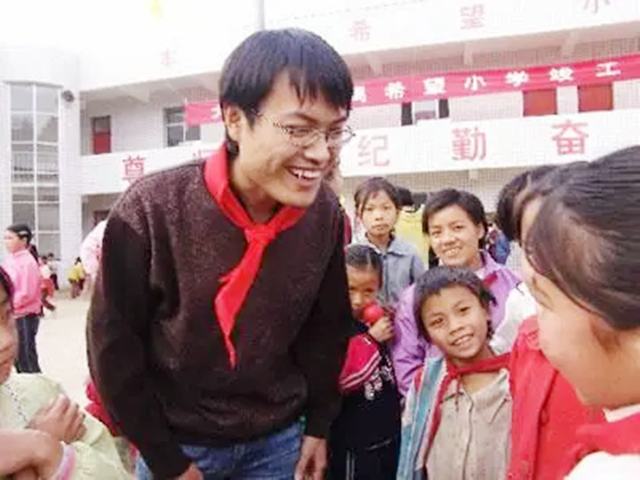 那位感动中国的支教老师，曾刺痛大众眼睛，已任县领导近3年