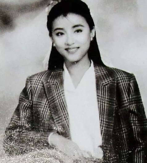 杨澜24岁儿子罕曝光，长相俊秀像妈妈，在美国出生至今不知其姓名