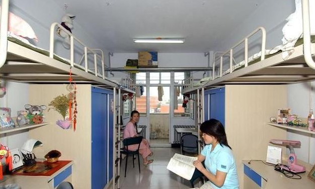 “校长你睡了吗，我热得睡不着”大学生深夜喊话，既好笑又心疼