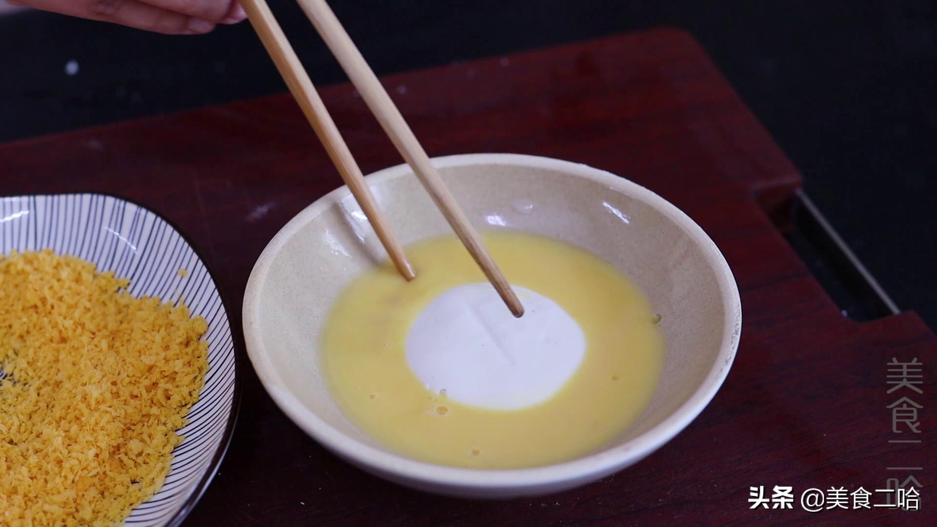 复刻早餐店油炸糕：脆皮、空心、饱满，原来技巧这么简单