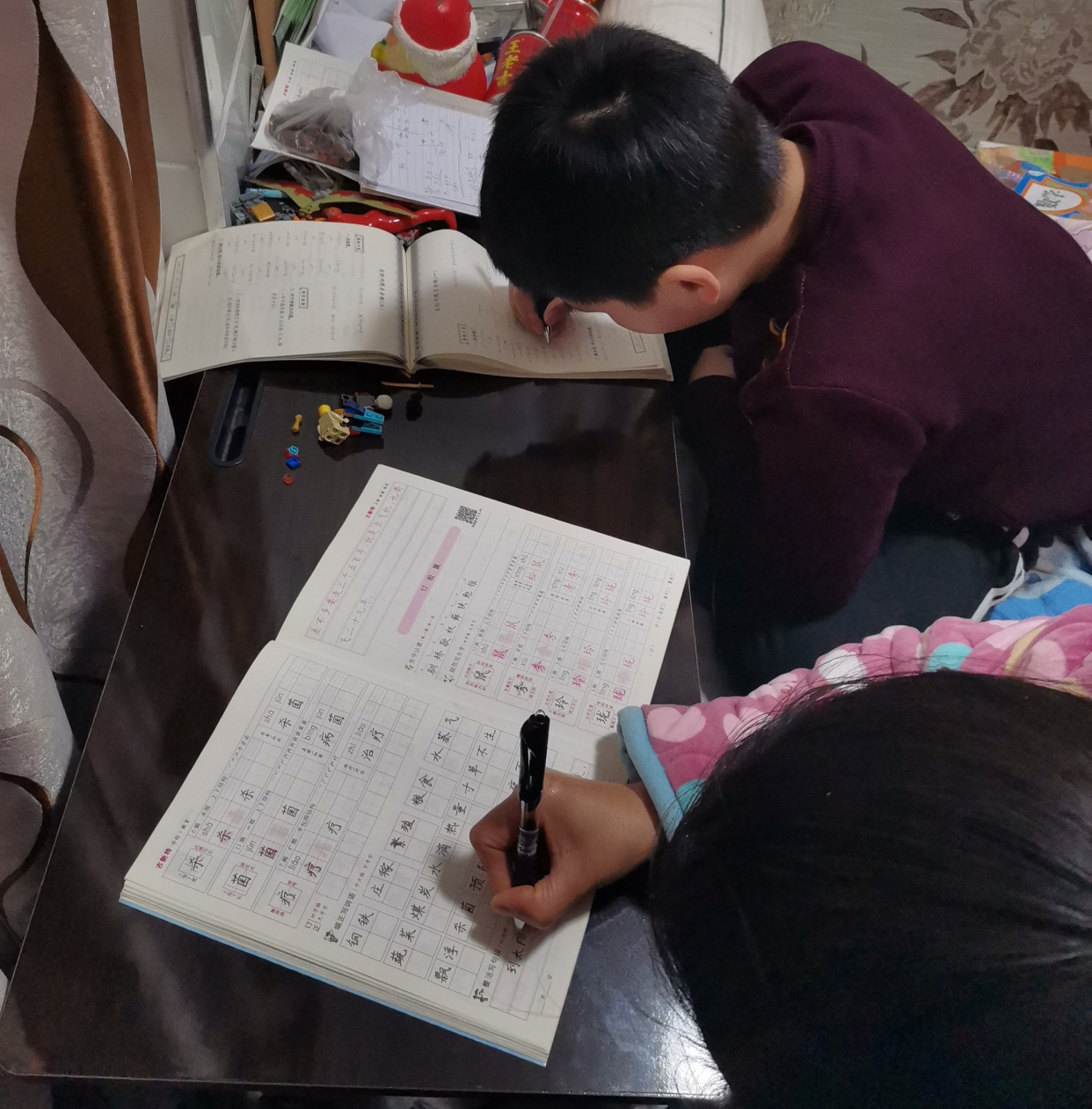 小学生补寒假作业走红，你的童年我的童年，好像都一样