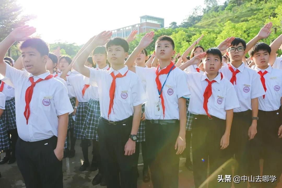 开学啦！现场多图预警：妈趴窗，爹爬墙，脸贴地！场面过于欢乐