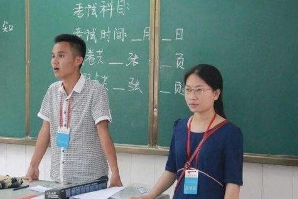 监考老师很忌讳这样的行为，很可能被认定为作弊，高考生需注意