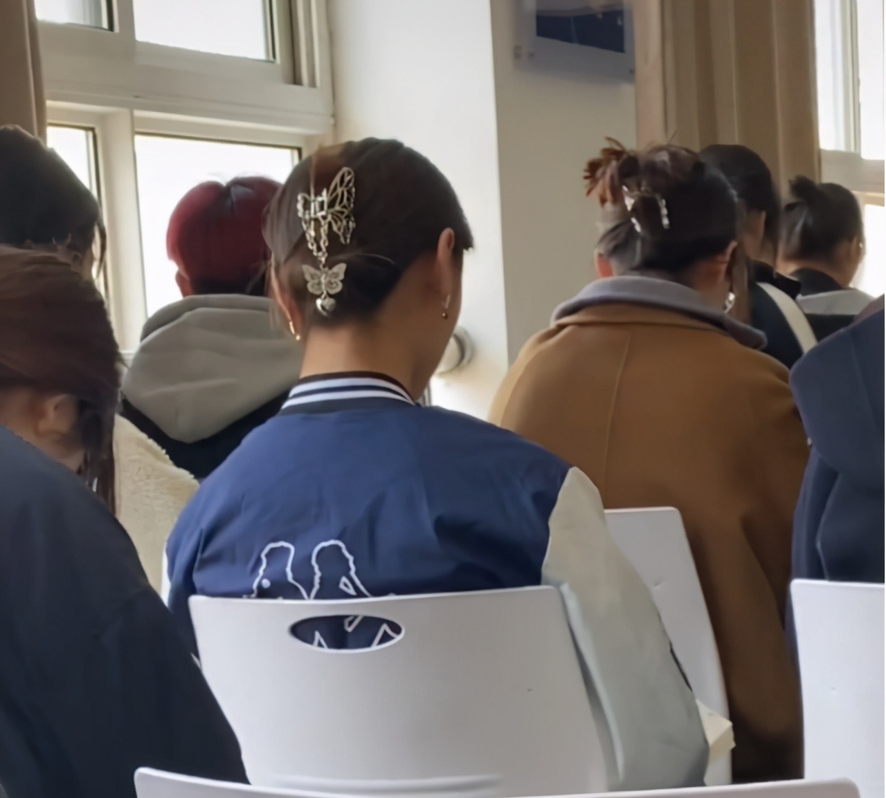 当代女大学生的“迷惑发型”，被钢铁直男调侃：乍一看好像我奶奶