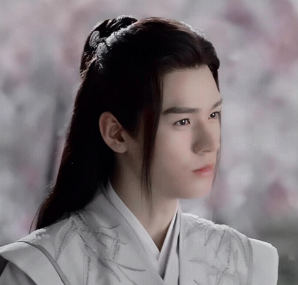 东华大学校草龚俊火了，高冷男神接地气，男生看了也自叹不如