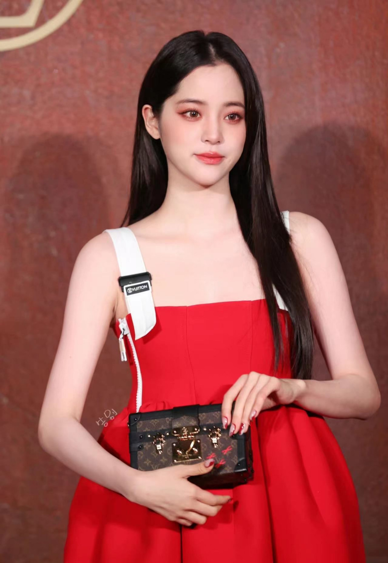 欧阳娜娜亮相lv秀,红裙造型走"甜欲风",真是00后女星的翘楚