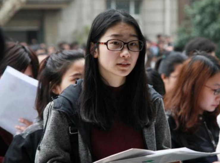 “文科生”VS“理科生”，4张图诠释出差距，看后文科生很心酸