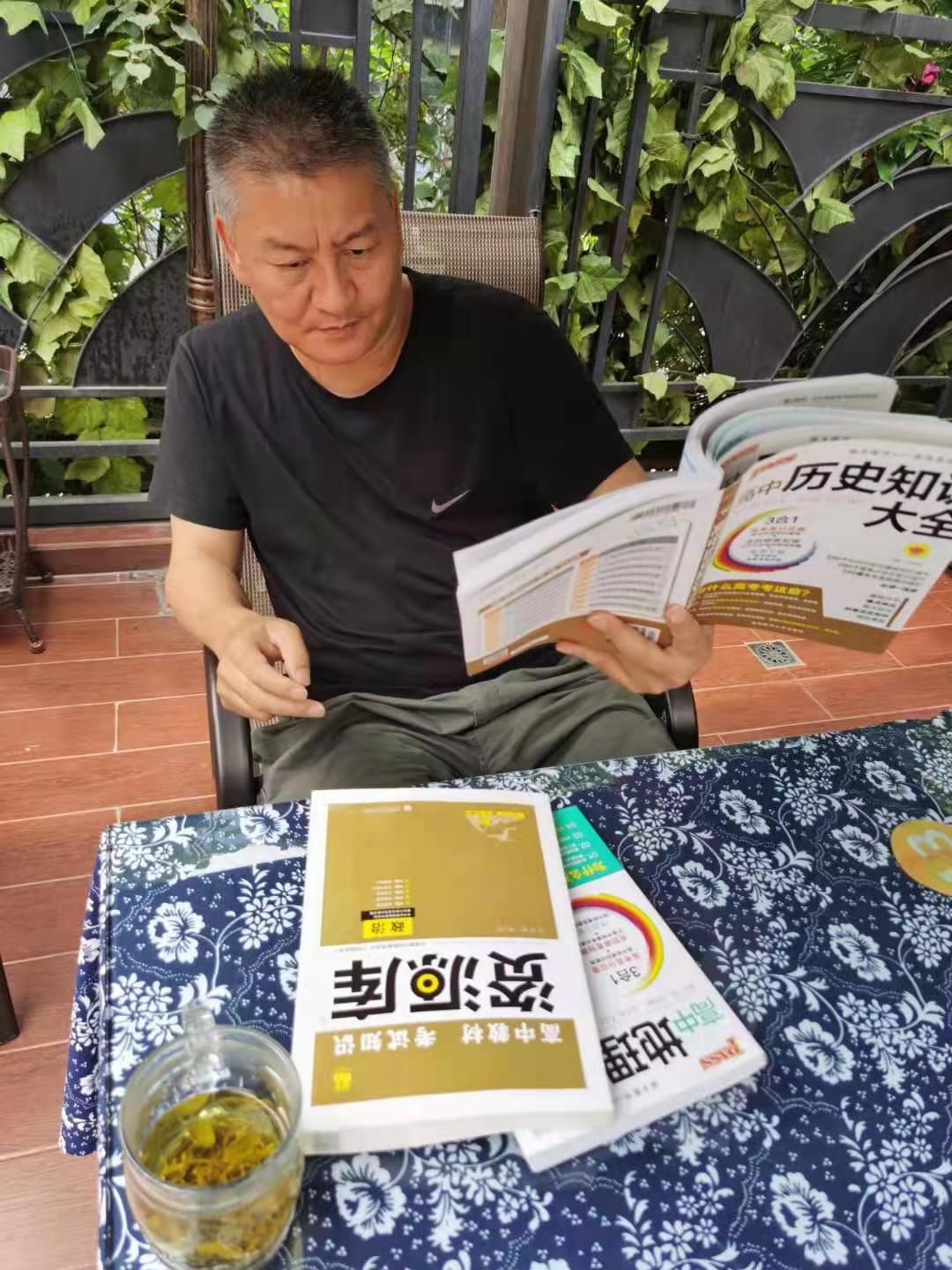 四川54岁考生参加高考25年，今年考了403分，距四川二本线差27分，明年第26次报考将“理改文”