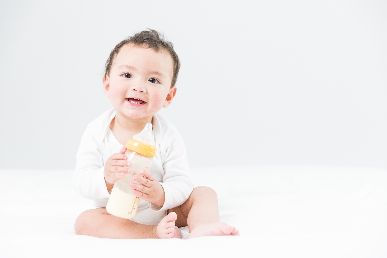 孩子喝牛奶和显示赞许 库存照片. 图片 包括有 手指, 健康, 孩子, 现有量, 童年, 逗人喜爱, 牛奶 - 58210492