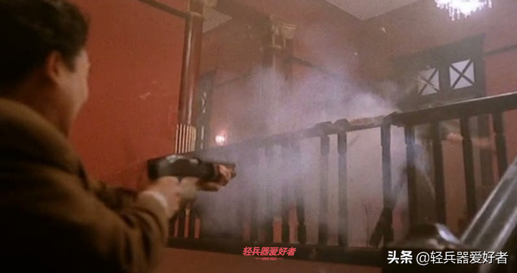 港片的枪战美学巅峰！看看当年的天王大战用了哪些轻武器
