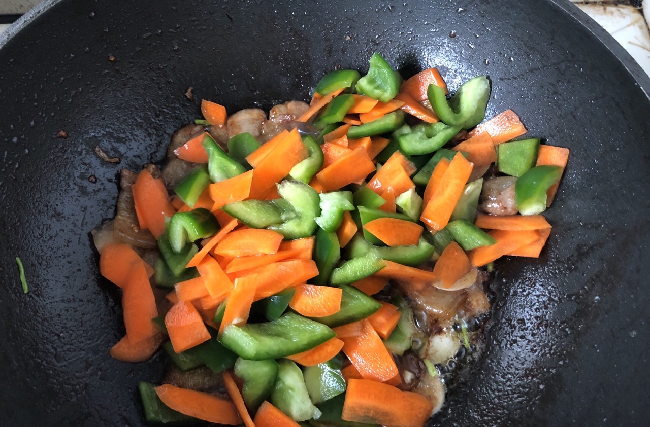青椒回锅肉，经典川菜，油而不腻，颜色鲜亮，好吃又好看