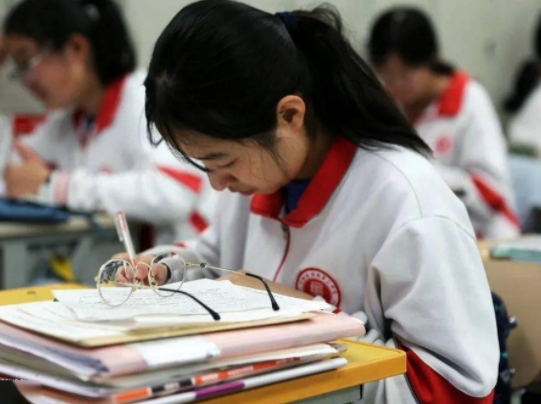 高三教室开空调，学生每天交3元钱引家长争议，如此高价接受不了