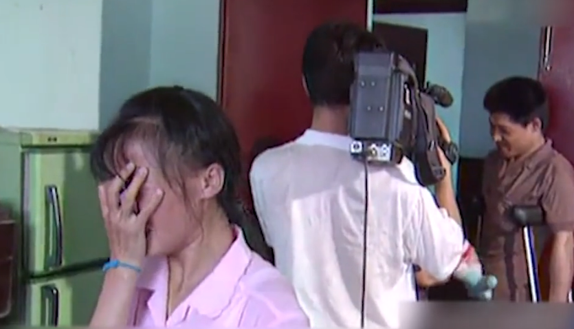 湖南妹子意外怀孕产子，残疾爸爸每月60元都不给，感人的纪录片