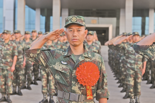 “兵王”王忠心：妻子“笑话”只长胡子不长职位，退役后过得如何