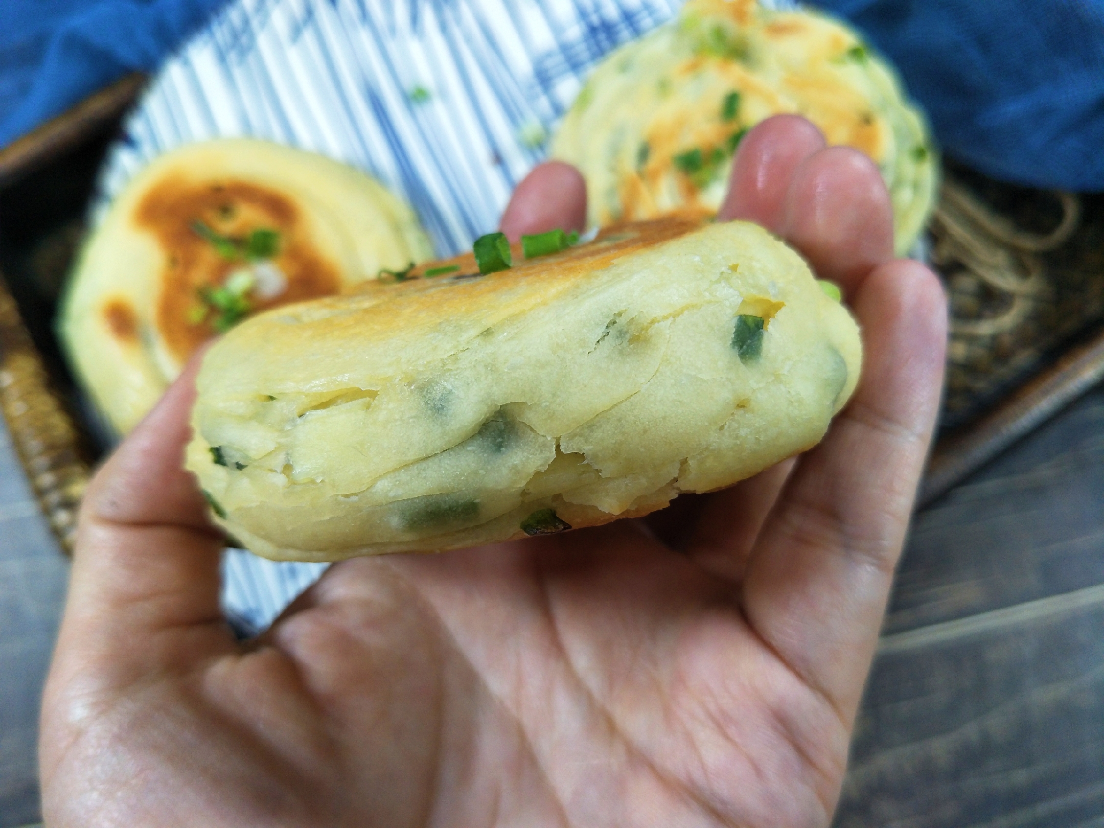 教你做香酥葱花饼，学会这个方法，外酥里嫩，凉了也不硬