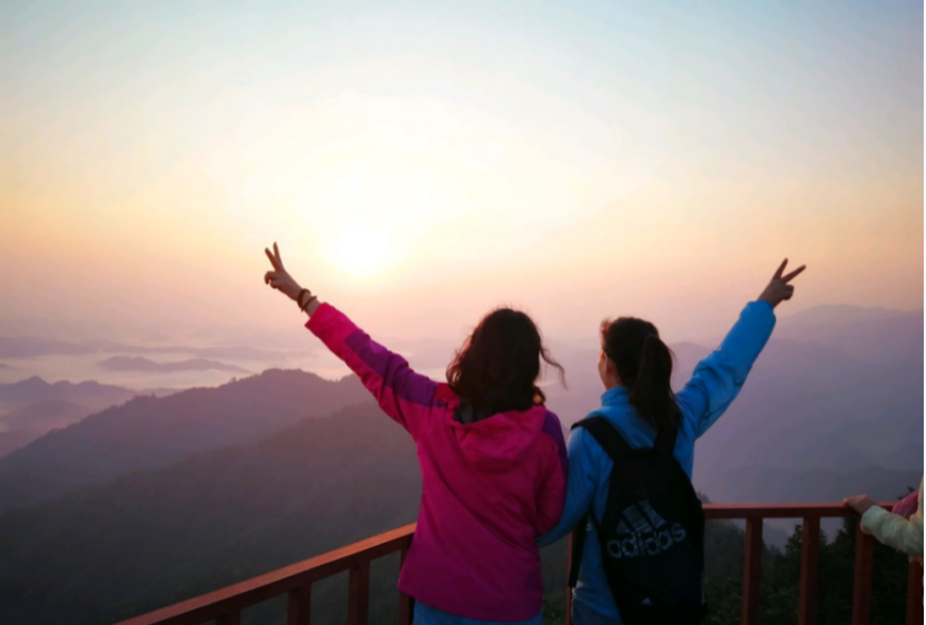 父亲早逝，母亲外出务工，19岁女生打工挣学费，为她点赞