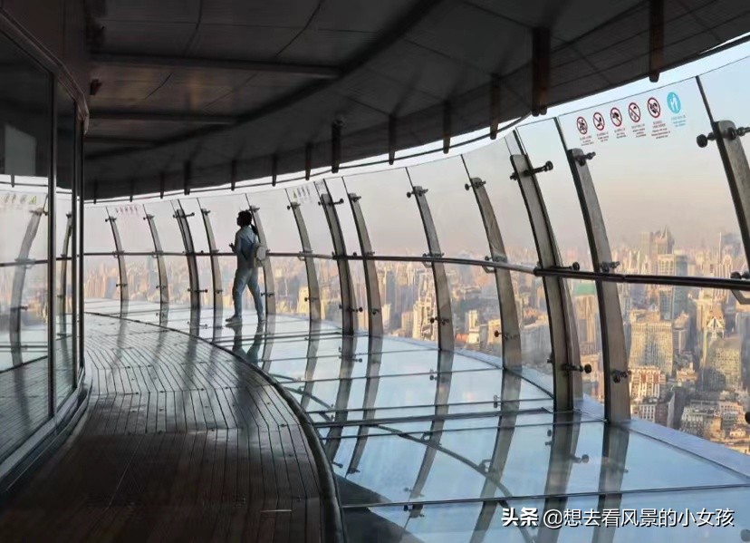 第二个大球体是东方明珠塔的主观光层,高263米,观光层视窗上面写有