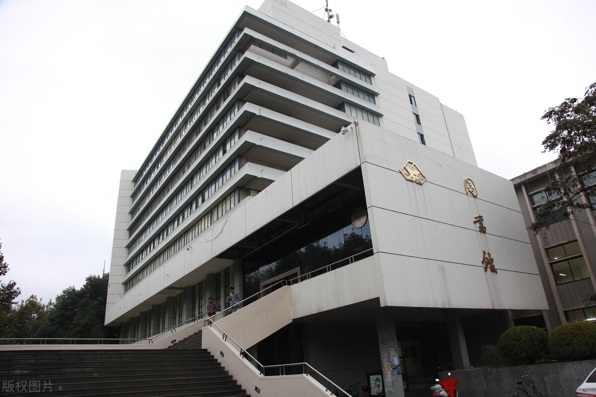 1所211大学，4年内7位院长被挖走，背后原因有哪些？