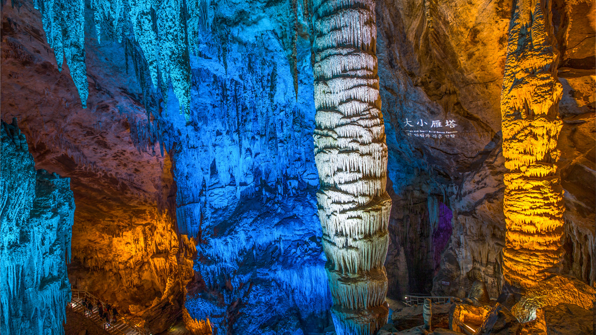 武隆天坑有多坑,人均1500搞不定?仅几百玩遍,四川乐山游客半价