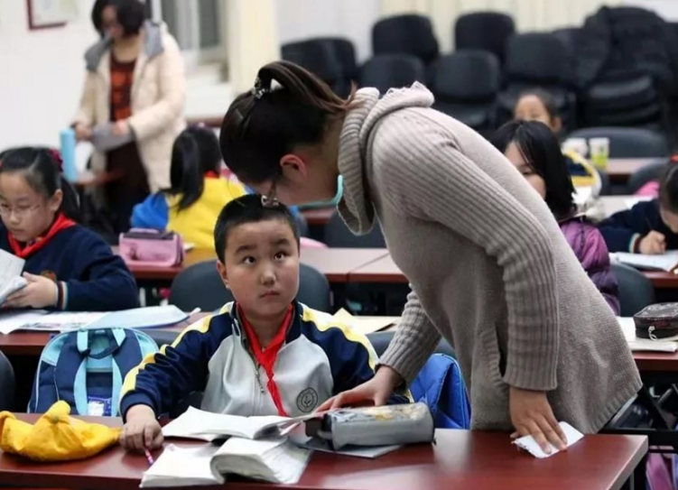 双减政策实施后，“英语学科”地位不保，以山体滑坡般的速度下降