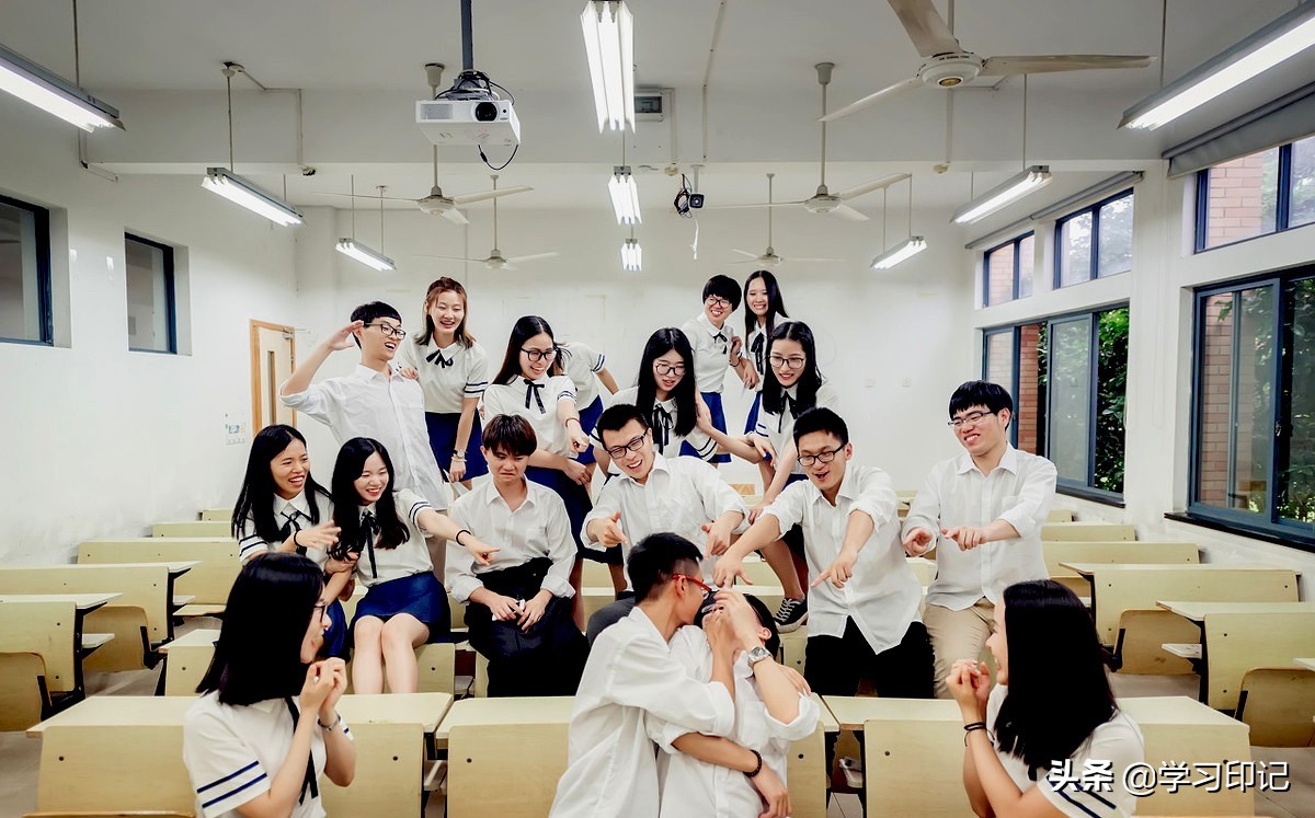 大一新生开学后举办新生班会，为留下好印象，应该如何自我介绍？