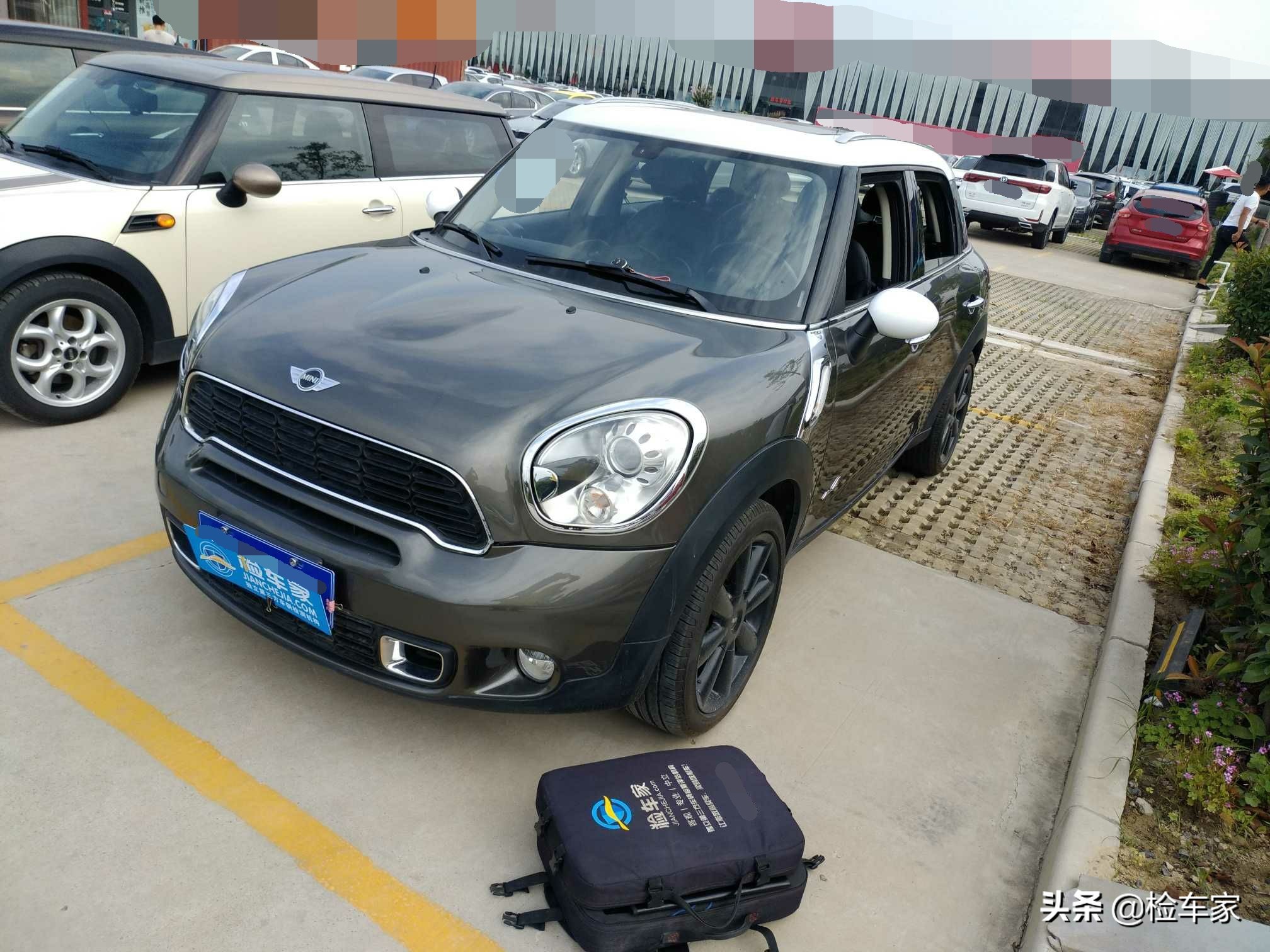 报价12万的宝马MINI，举起底盘吓一跳，一部件托底变形